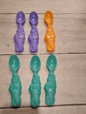 Friendlys Set of 6 Ice Cream Color Change Plastic Spoons